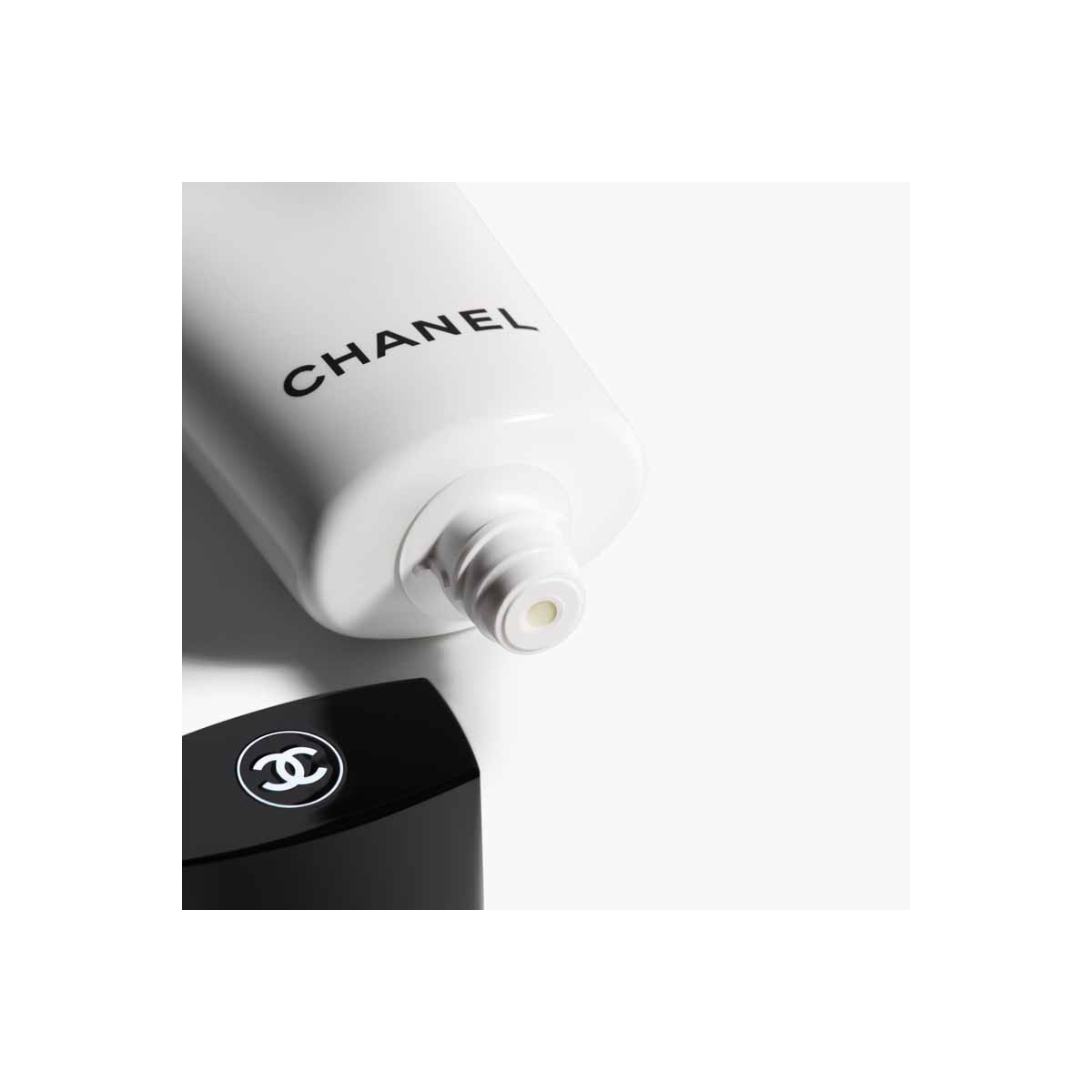 La Mousse la crème nettoyante anti-pollution CHANEL | Parfumerie Burdin