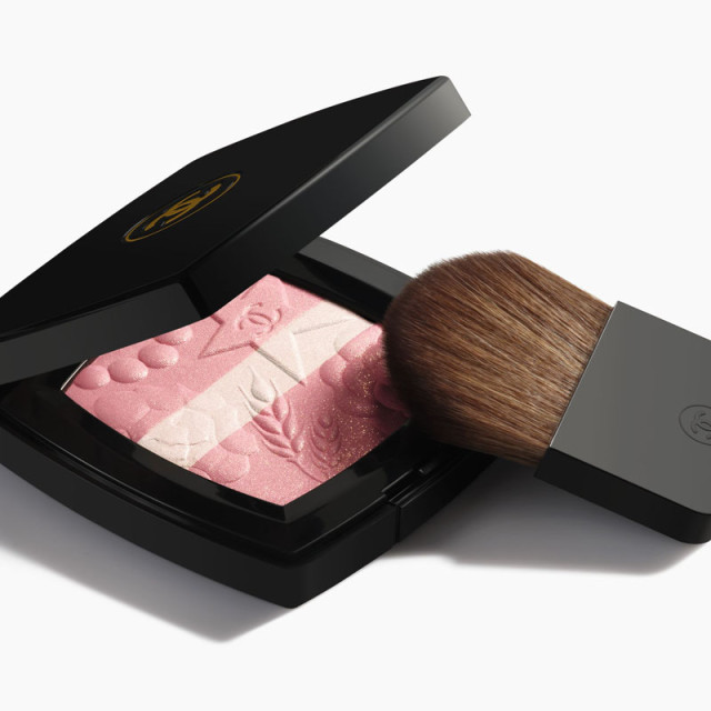 Les Signes de Chanel | Enlumineur de teint - Poudre Blush Illuminatrice en édition limitée Les Signes de Chanel | Enlumineur de teint - Poudre Blush Illuminatrice en édition limitée
