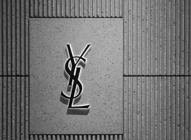 YSL : le logo qui a fait scandale, le flacon qui a fait rêver